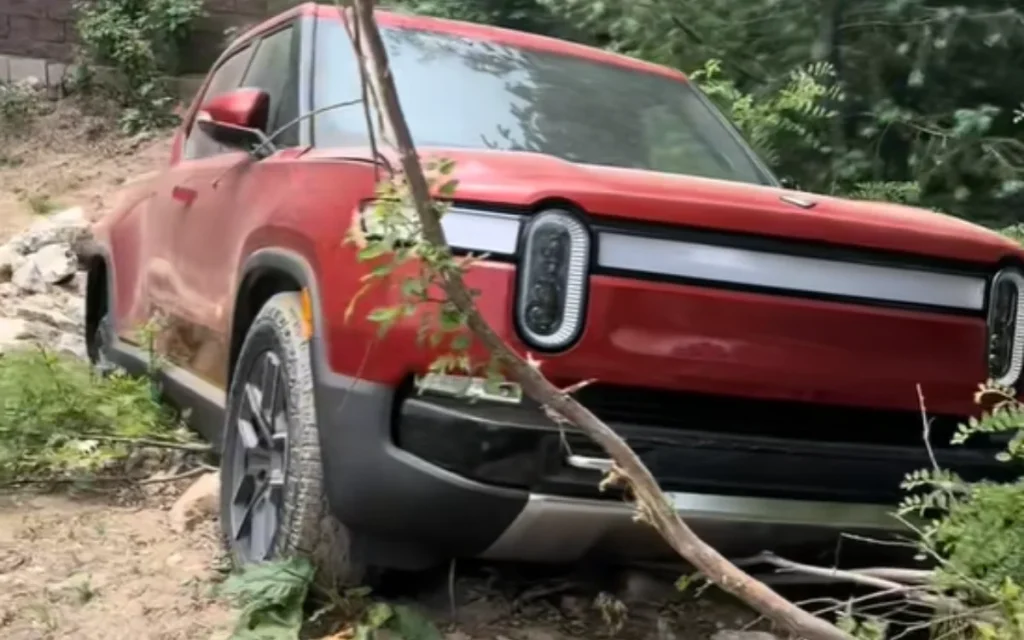 Tow trucks refused to recover a stranded Rivian R1T in Arizona for months until a woman’s TikTok finally got the EV maker involved