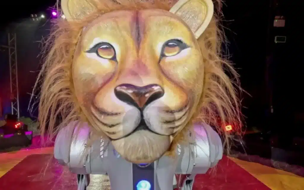 A robotic lion - dubbed Ion - has joined a circus in Newquay in the UK, and can pull off some pretty impressive stunts