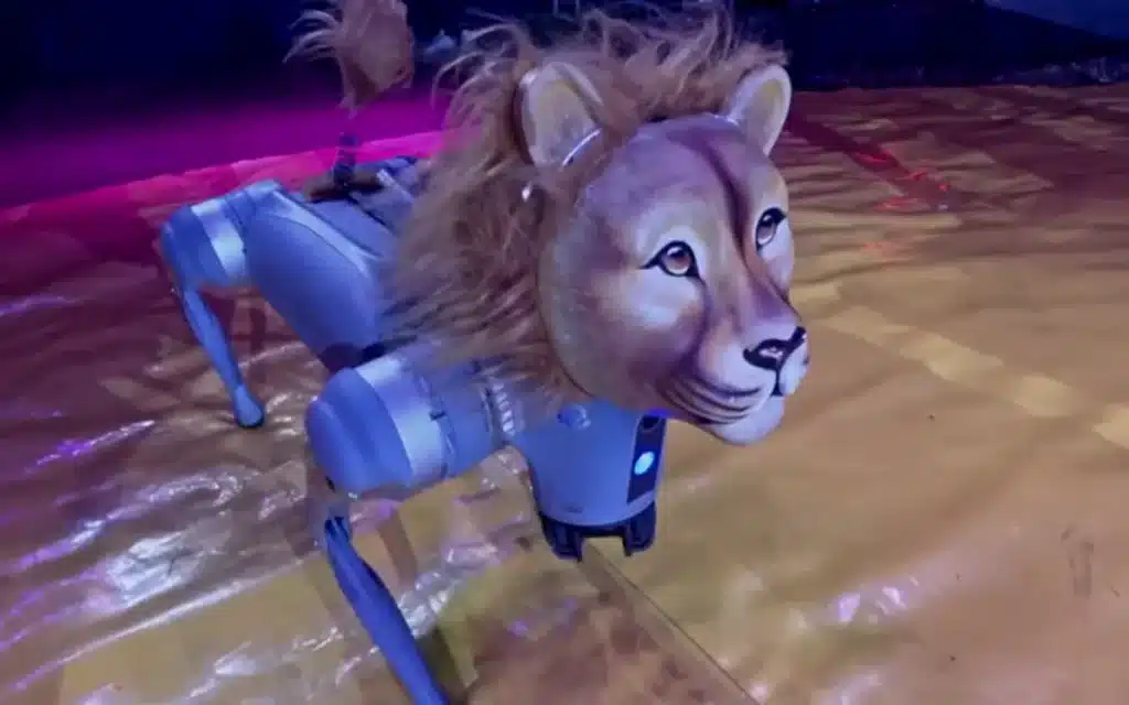 A robotic lion - dubbed Ion - has joined a circus in Newquay in the UK, and can pull off some pretty impressive stunts