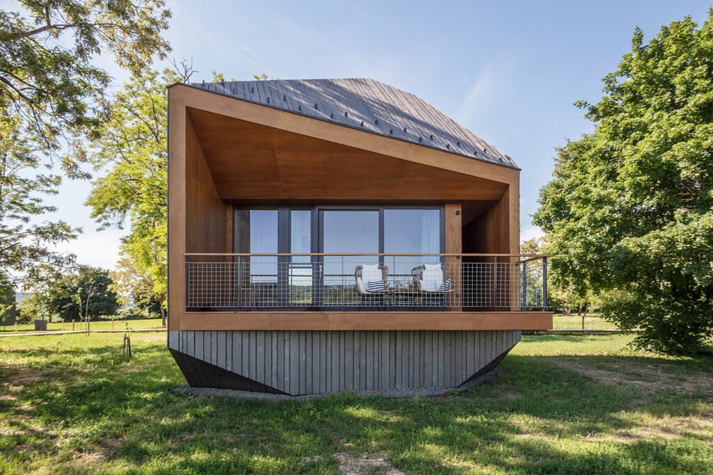 wood cabin: rock-shaped studio terrace