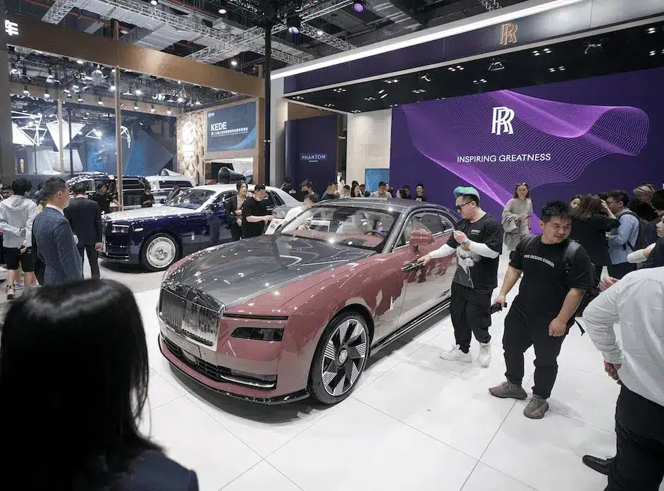 From Rolls-Royce holographic hues to a $62,000 Lamborghini color-shift, here are 9 incredible supercar paint finishes that redefine automotive art