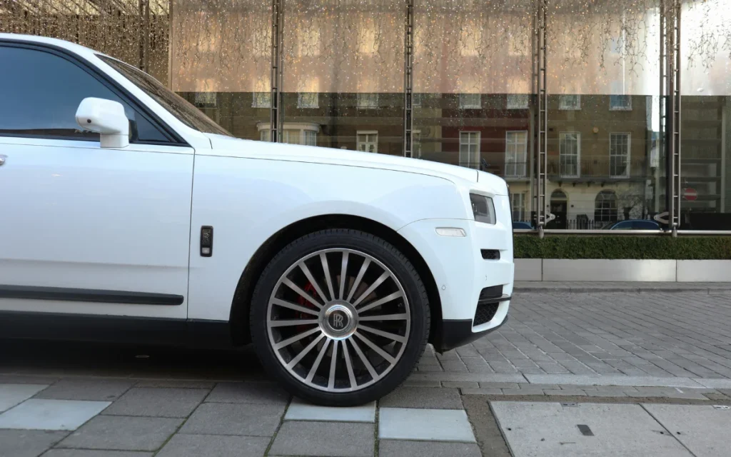 Diners at Chicago restaurant shocked by suspicious Rolls-Royce with no license plates and the truth soon came to light