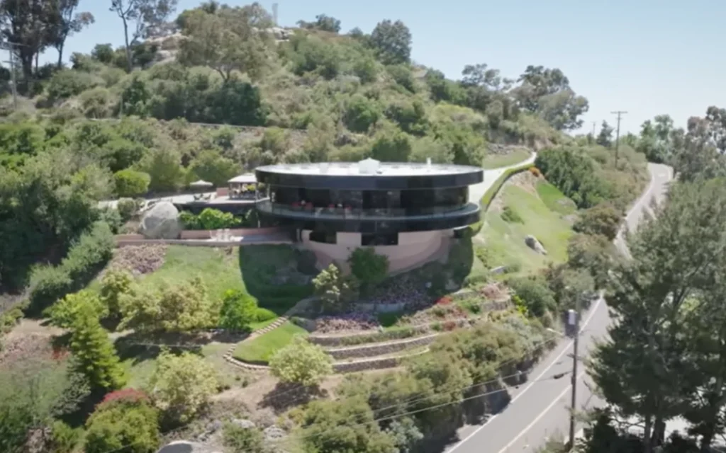 This unique Californian home looks like a flying saucer, can rotate 360 degrees, and is an absolutely incredible feat of engineering