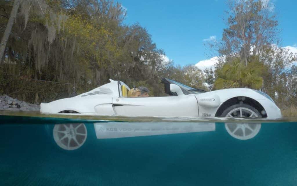Car that can swim underwater
