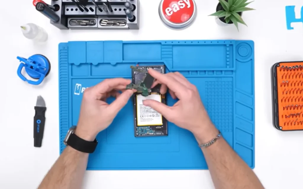 A phone expert tried to build his own Samsung Galaxy S22 Ultra using parts he bought from AliExpress to see if it was cheaper than buying a refurbished one.