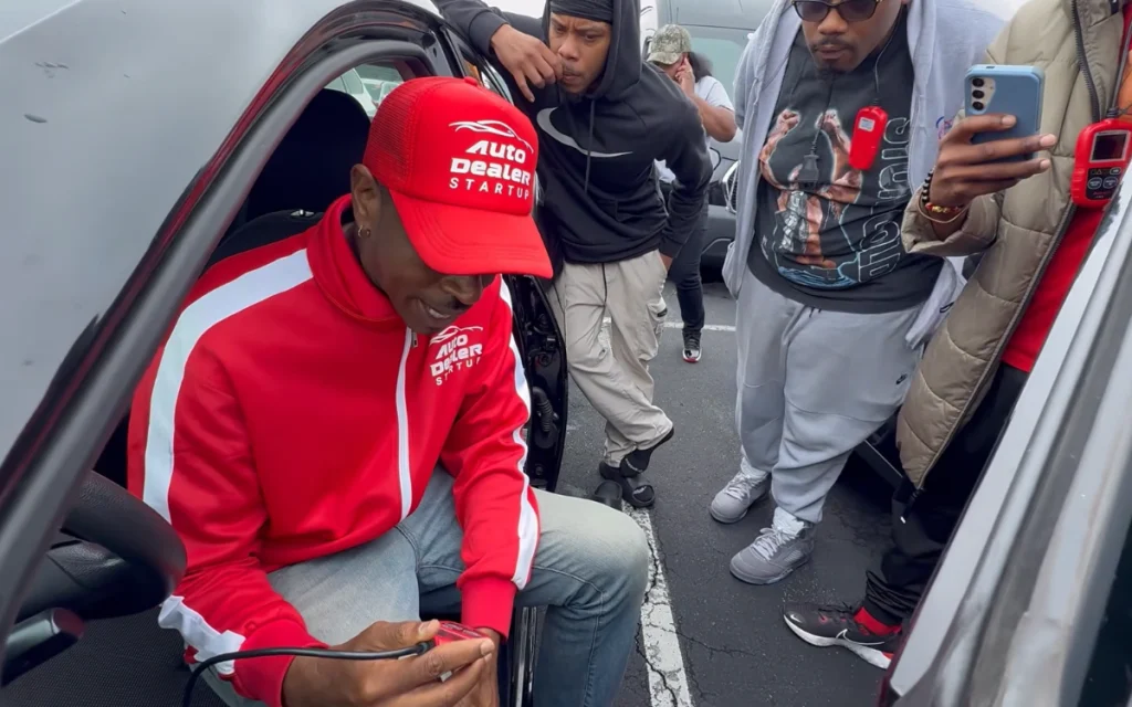 Flipping cars might sound like a risky side hustle, but it can be tempting to quit your job to do it full-time.