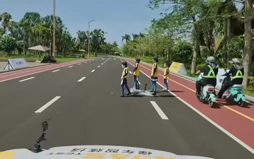 Dongchedi staged a self-driving test, putting 26 cars through 234 real-world challenges from scooters to child mannequins to see who could handle city chaos