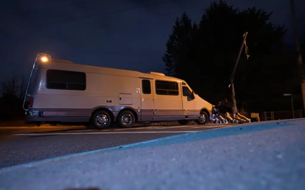 This rare RV a 1987 EMC Starfire – broke down just 10 feet from where it was bought in Seattle, turning a dream road trip into chaos for this YouTube crew.