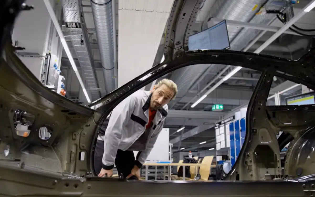 Adrien Brody visits Porsche Stuttgart and learns there are no retakes on the assembly line