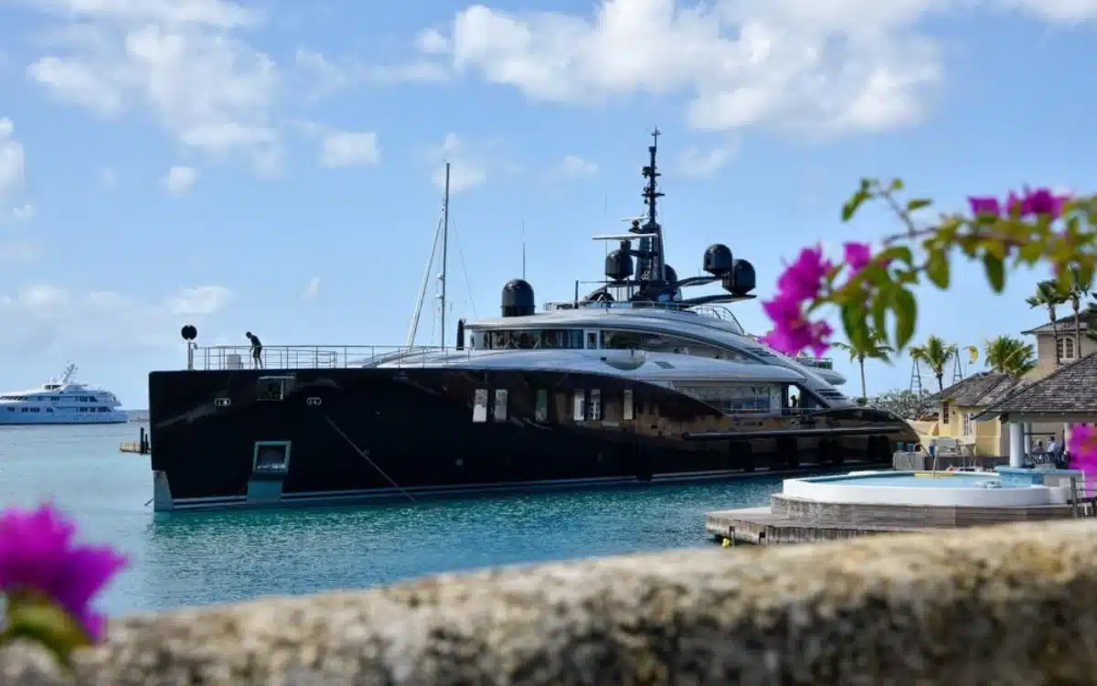 Joe Rogan pays $640,000 a week to charter this 217‑foot superyacht costing $50 million