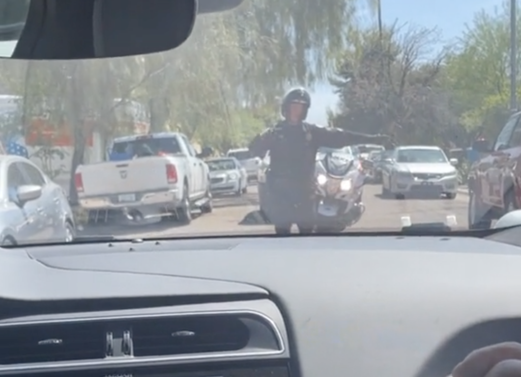 self-driving-car-and-police-officer-have-funny-standoff-1