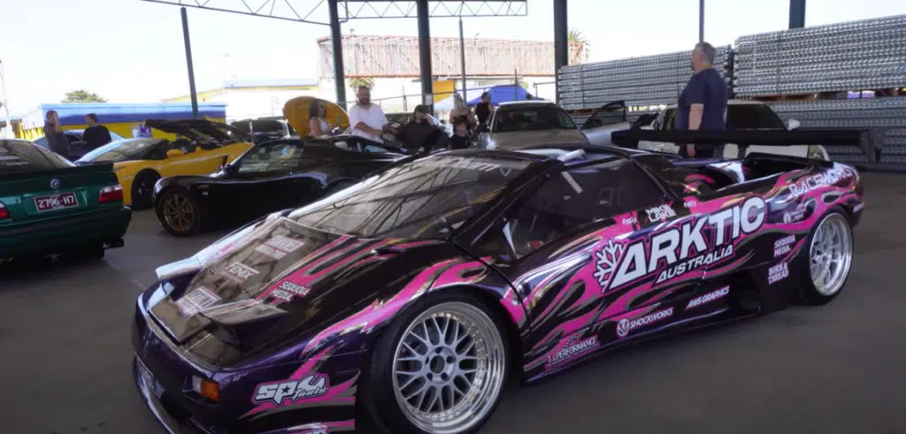 Fake Lamborghini Diablo was parked next to a real one at a 10,000-person exotic car meet and people’s reactions were totally unexpected