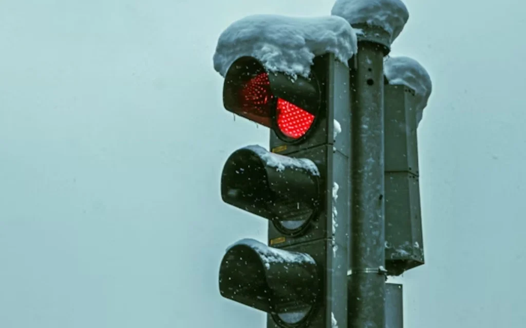 Traffic lights are everywhere, quietly controlling the chaos of modern roads, but some of them hide a clever secret in plain sight. 