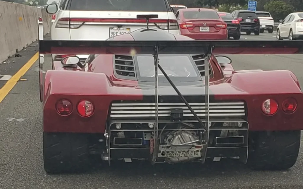 A rare Superlite SL-C shocked commuters on the 101 freeway, turning LA traffic into a rolling car show and Reddit into car-spotter heaven