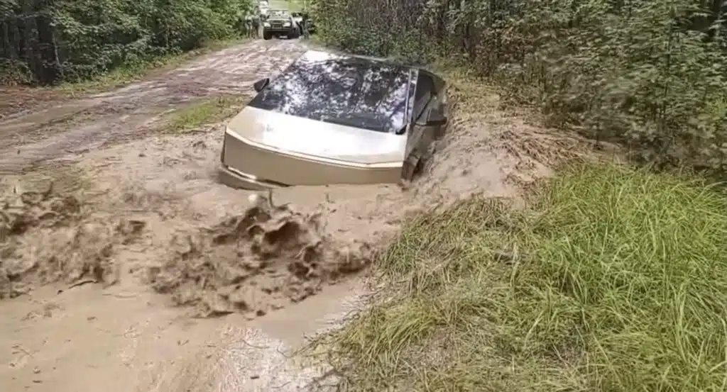 Florida Cybertruck rescues off-road vehicle from mud