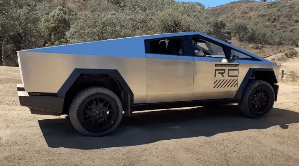 Guy stumbles across Tesla Cybertruck duo off-road testing in California park