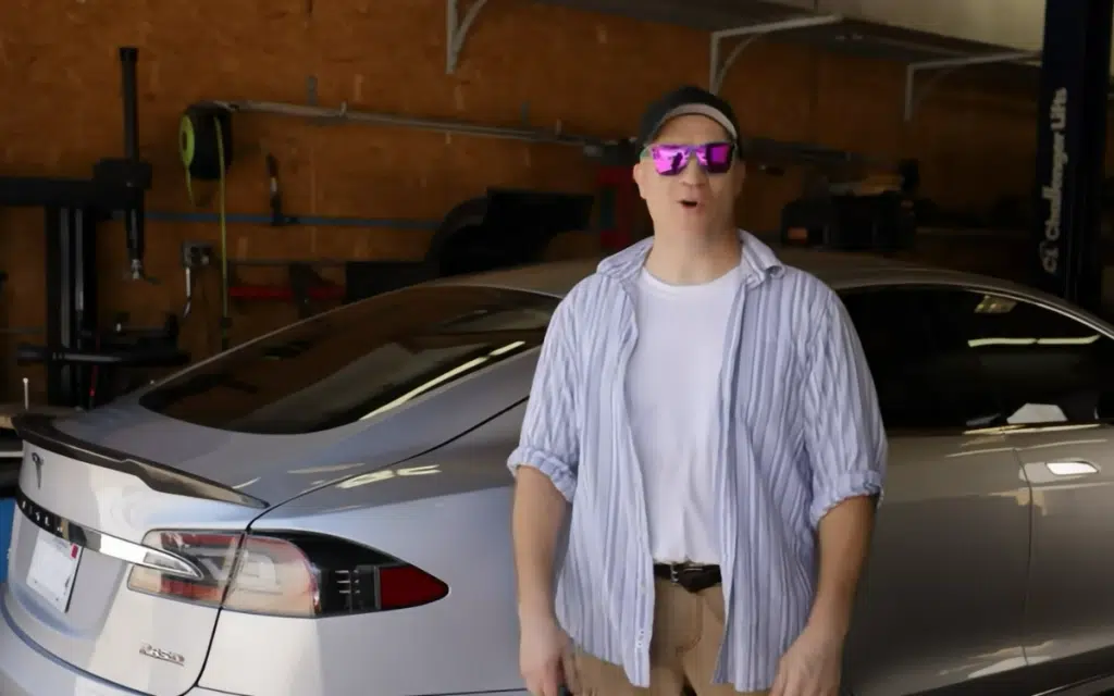 A Tesla owner who ended up with zero battery while out and about came up with an excellent plan to give his car a boost without using a public charger.