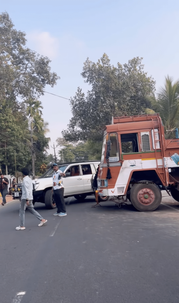 Toyota Land Cruiser pulls out semi-truck stuck on sand in miraculous rescue