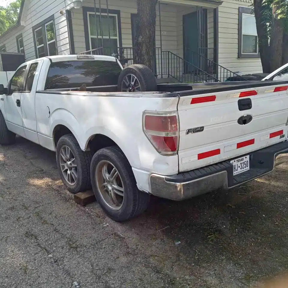 Owner of this 2010 Ford F-150 turned it into a six-wheeler