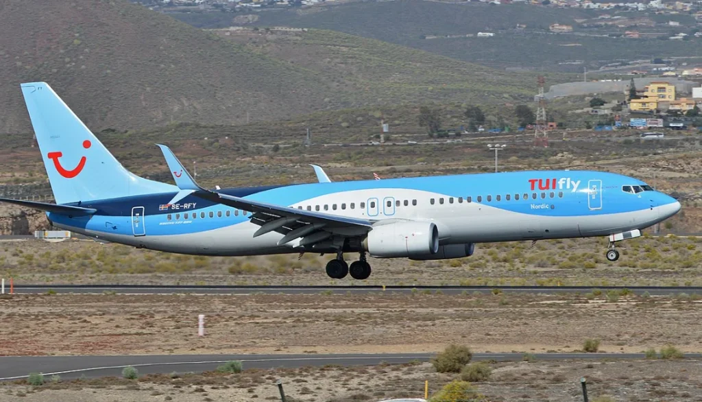 Side-by-side real life and Microsoft Flight Simulator footage of plane landing in Tenerife has people struggling to tell which is which