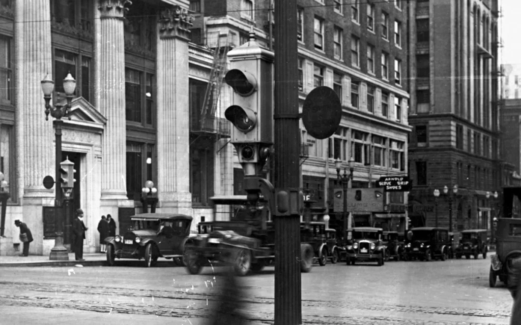 Yellow traffic lights are a very normal part of our lives these days, but they weren't always around.