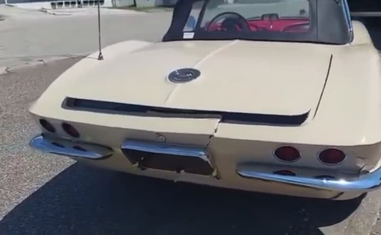 Vintage Corvette falls from car transporter