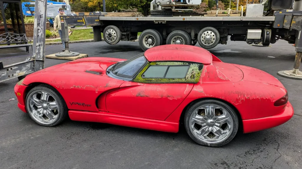 This Dodge Viper was perched in the skies above this Kentucky dealership for 28 years - and people were shocked at its condition