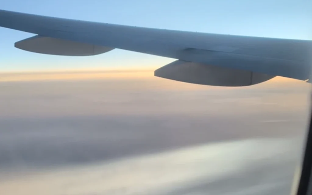 A burst of visible jet exhaust briefly turned one flight into a spectacle that even had people joking about conspiracy theories online.