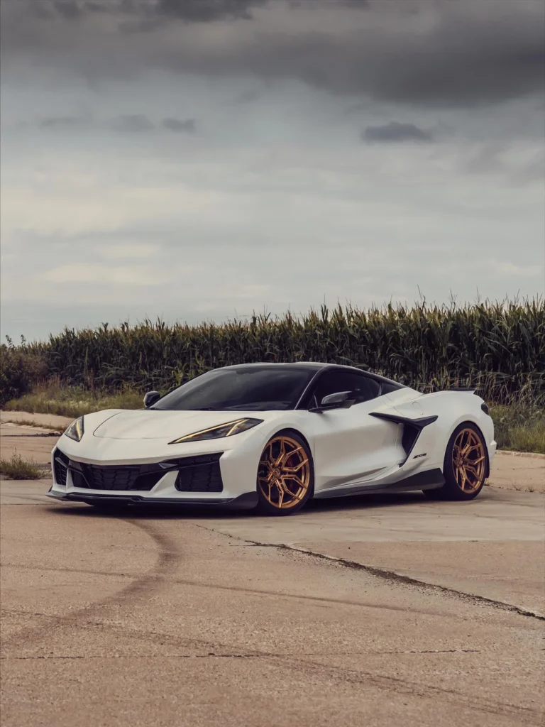 Corvette Z06 in dual-tone white and black gets a bold bronze upgrade
