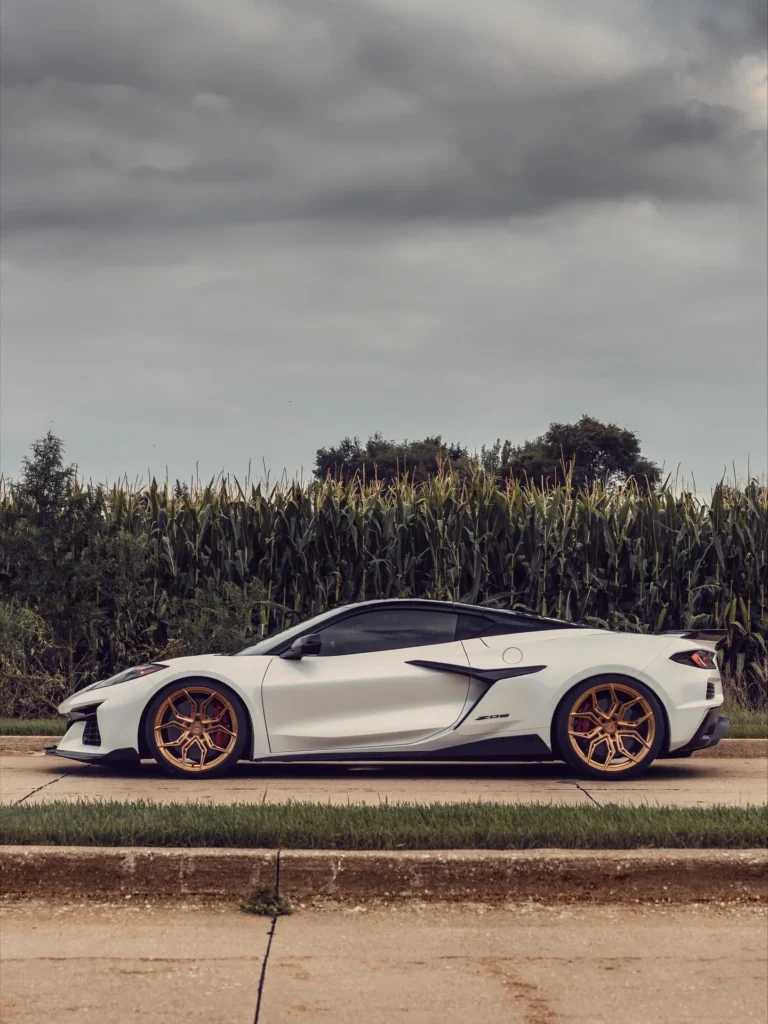 Corvette Z06 in dual-tone white and black gets a bold bronze upgrade