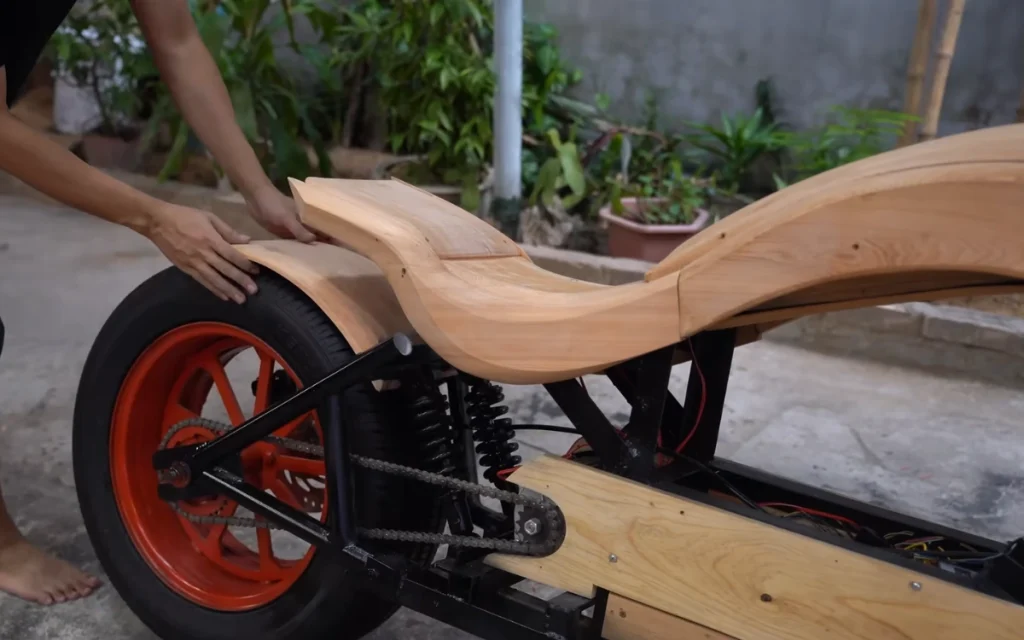 A wooden motorcycle might sound like something out of a fantasy workshop, but one creator turned the idea into a DIY build that actually runs.