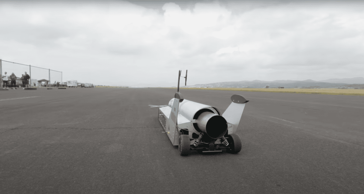 Un homme bat le record du monde de vitesse avec sa voiture