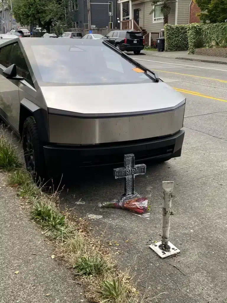 wrecked-Tesla-Cybertruck-became-a-tourist-attraction